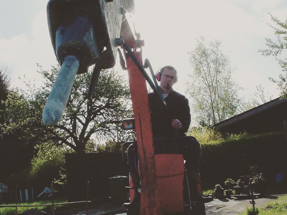I gang med  minigraveren med&nbsp;betonhammer