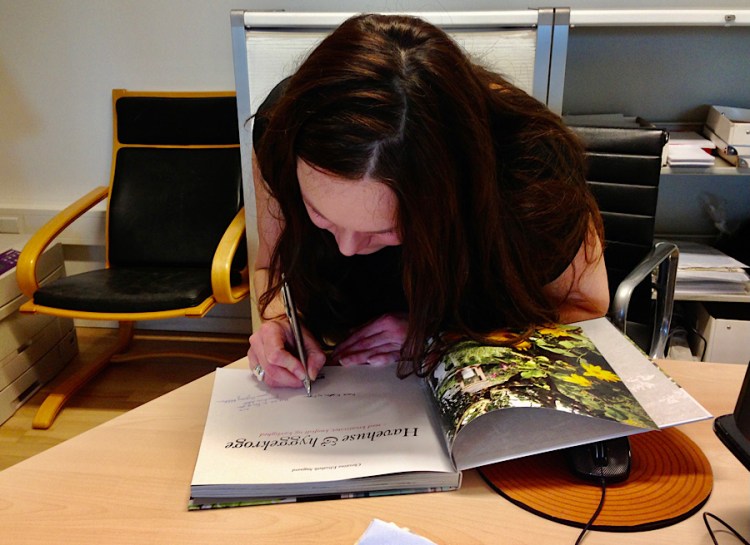 Autografer ved reception med bogen Kreativitet, knofedt og kærlighed @ Kirsten K Kester | Koloritten.com